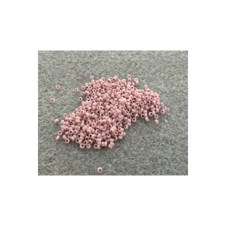 R15-0402/55049 Rocailles 15/0 White Opaque Lila Luster 55049 (x5gr)