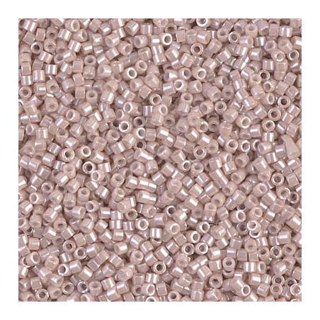 DB1535 Delicas 11/0 Opaque Beige Ceylon (x 5gr)   