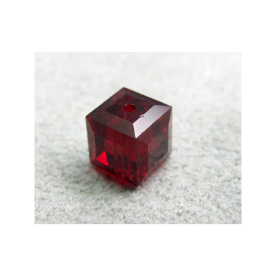 Perle cube en cristal Swarovski 5601 6mm Siam (x1)