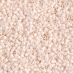 Miyuki Délicas 15/0 DBS1490 Opaque Bisque White sachet de 5gr, environ 1700 perles, couleur opaque, teintée dans la masse.