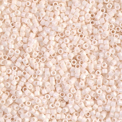 Miyuki Délicas 15/0 DBS1490 Opaque Bisque White sachet de 5gr, environ 1700 perles, couleur opaque, teintée dans la masse.