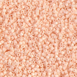 Miyuki Délicas 15/0 DBS1492 Opaque Light Peach sachet 5gr, environ 1700 perles, couleur Opaque, Teintée dans la masse.