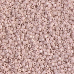 Miyuki Délicas 15/0 DBS1495 Opaque Pink Champagne sachet de 5gr, environ 1700 perles, couleur Opaque teintée dans la masse.