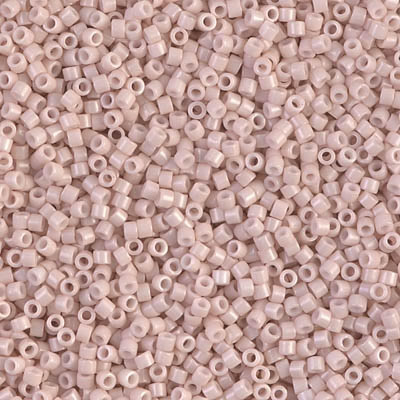 Miyuki Délicas 15/0 DBS1495 Opaque Pink Champagne sachet de 5gr, environ 1700 perles, couleur Opaque teintée dans la masse.