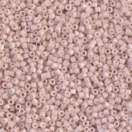Miyuki Délicas 15/0 DBS1495 Opaque Pink Champagne sachet de 5gr, environ 1700 perles, couleur Opaque teintée dans la masse.
