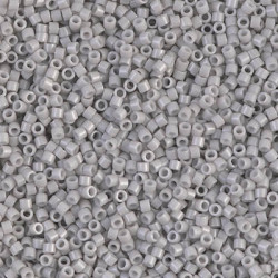 Miyuki Délicas 15/0 DBS1498 Opaque Light Smoke sachet de 5gr, environ 1700 perles, couleur Opaque, teintée dans la masse.
