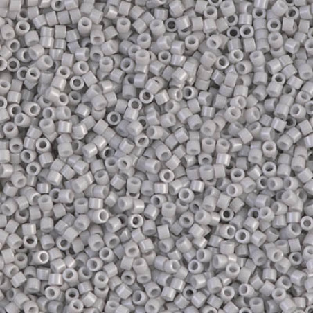 Miyuki Délicas 15/0 DBS1498 Opaque Light Smoke sachet de 5gr, environ 1700 perles, couleur Opaque, teintée dans la masse.