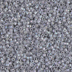 Miyuki Délicas 15/0 DBS1579 Opaque Ghost Grey Ab, sachet de 5gr, environ 1700 perles, couleur Opaque Ab, teintée dans la masse.