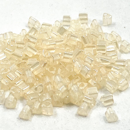 Triangles 11/0 référence 147 Ceylon Light Ivoire (x10)
