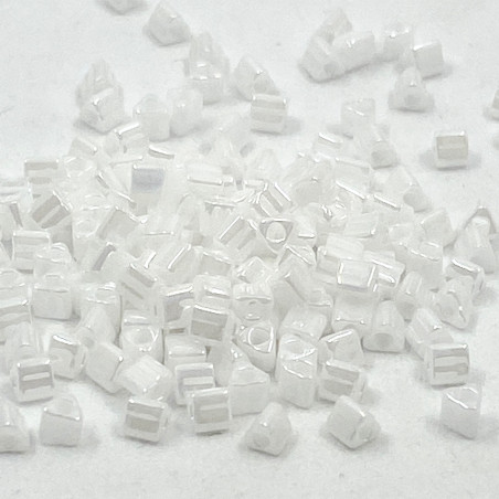 Triangles 11/0 référence 121 White Opaque (x10)