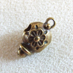Breloque tonneau fleur bronze 9x15mm