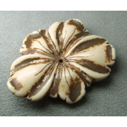 Perle synthétique fleur imitation corne 52x42mm (x1)