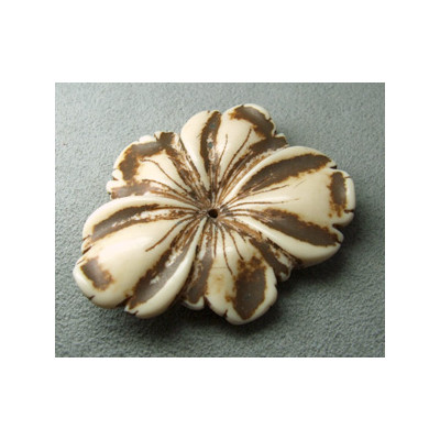 Perle synthétique fleur imitation corne 52x42mm (x1)