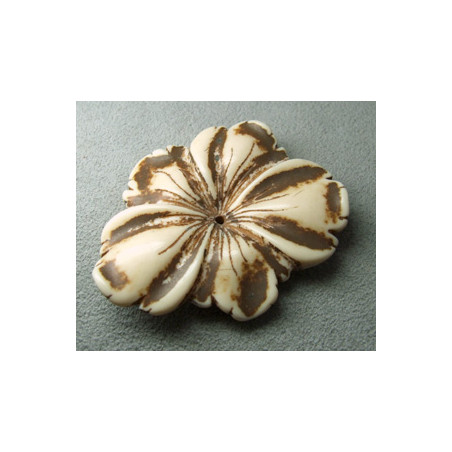 Perle synthétique fleur imitation corne 52x42mm (x1)