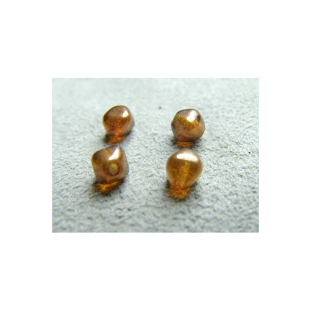 Pyramide 6mm Light Dorado (x20)